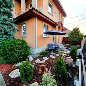 Guest house Airport Luxury 42, Vecses