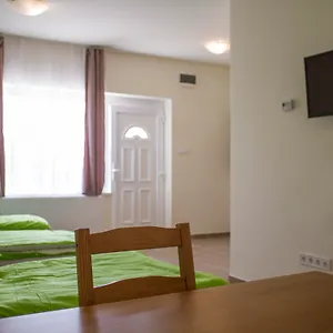 Apartment Airport Microstore Panzio, Vecses